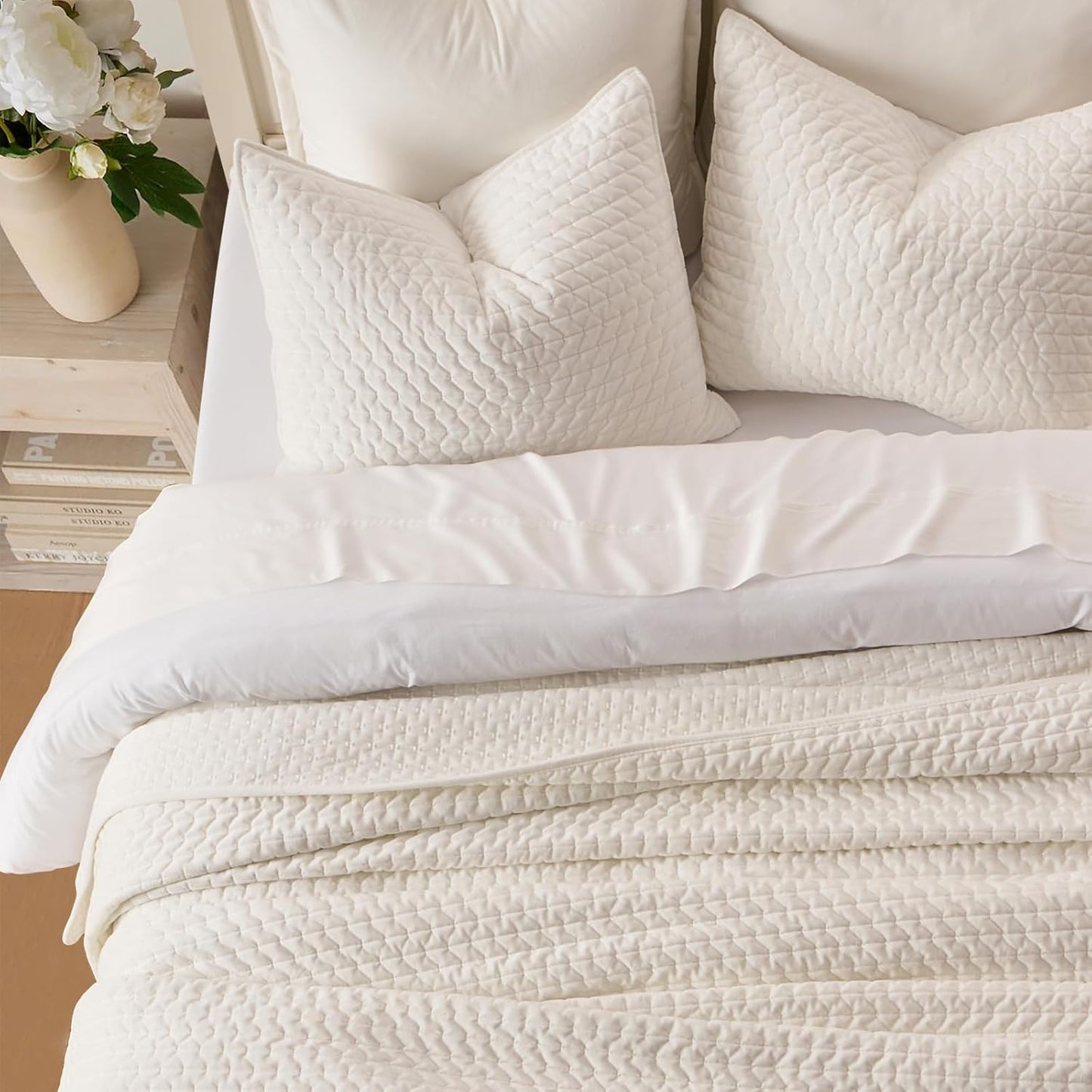 EverGrace Luxury Velvet Quilt Set King Size 3 Piece, Soft Cross-Stitch Velvet Comforter Set with Pillow Shams, Lightweight Coverlet Bedspread Bedding Set for All Seasons, Light Taupe