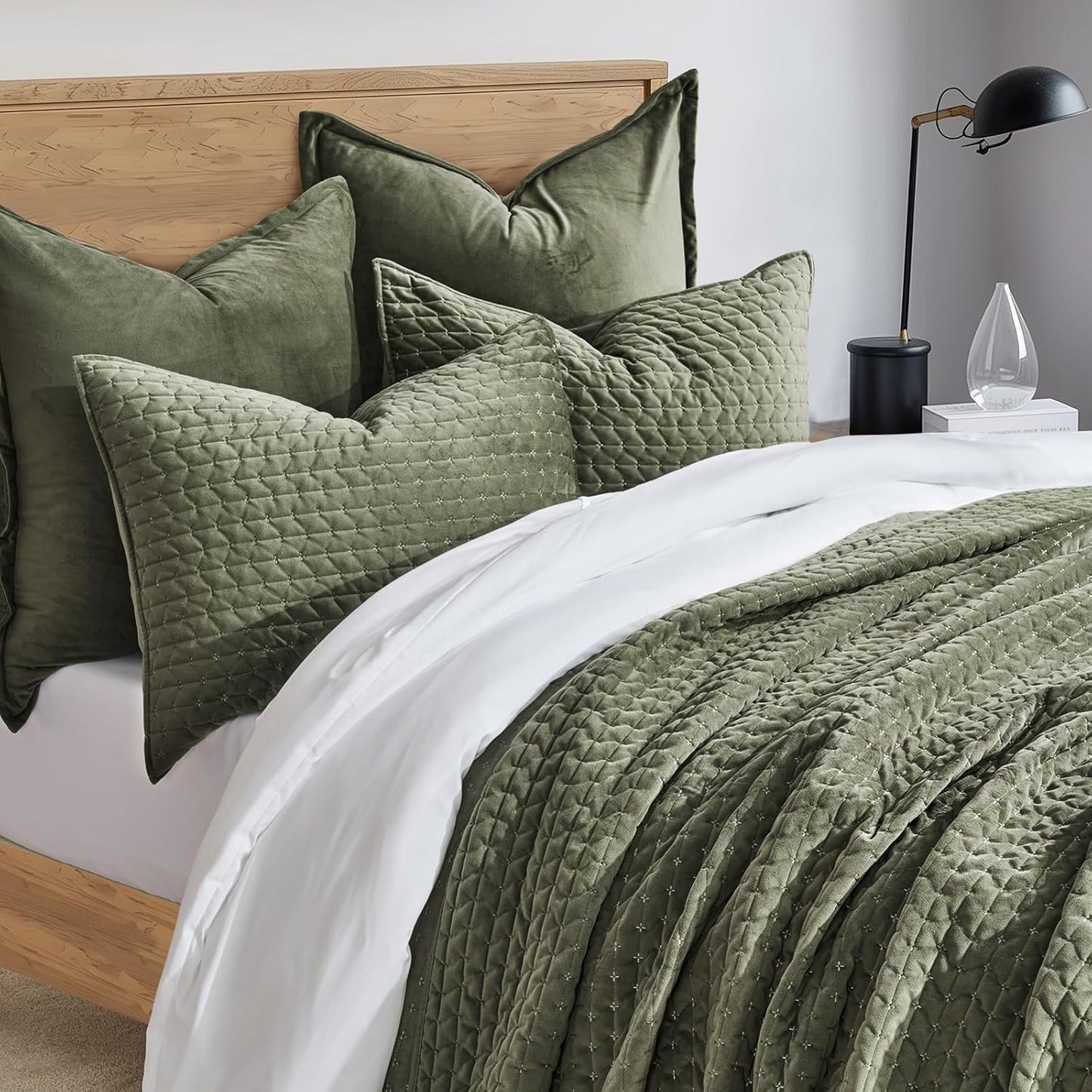 EverGrace Luxury Velvet Quilt Set King Size 3 Piece, Soft Cross-Stitch Velvet Comforter Set with Pillow Shams, Lightweight Coverlet Bedspread Bedding Set for All Seasons, Light Taupe