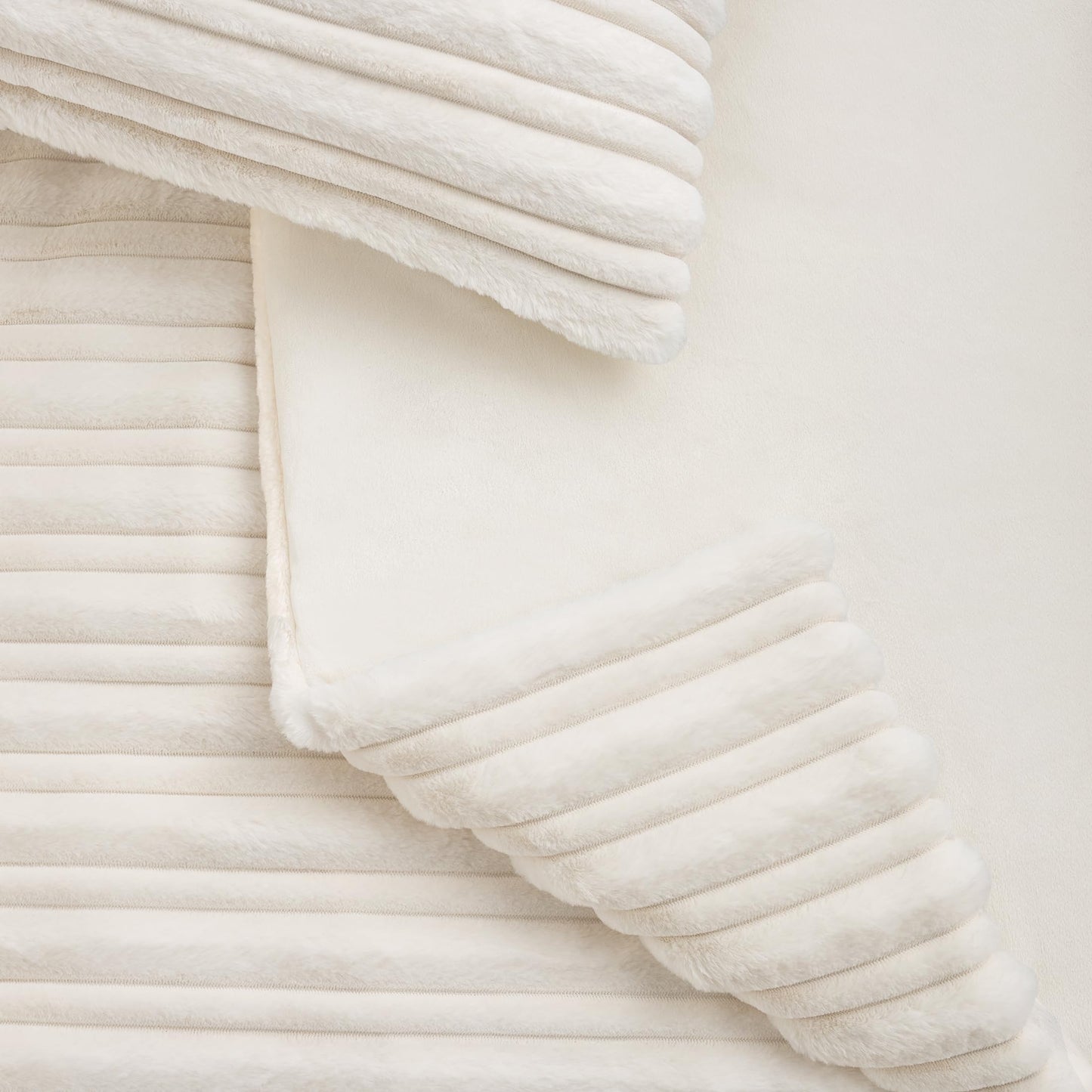 UGG Brinkley Full/Queen Comforter Set – Plush Faux Fur Bedding for Cozy Farmhouse & Boho Chic Decor, Hotel-Style Comforter Full/Queen Size with 2 Pillow Shams, Soft Bedding Set, Snow White
