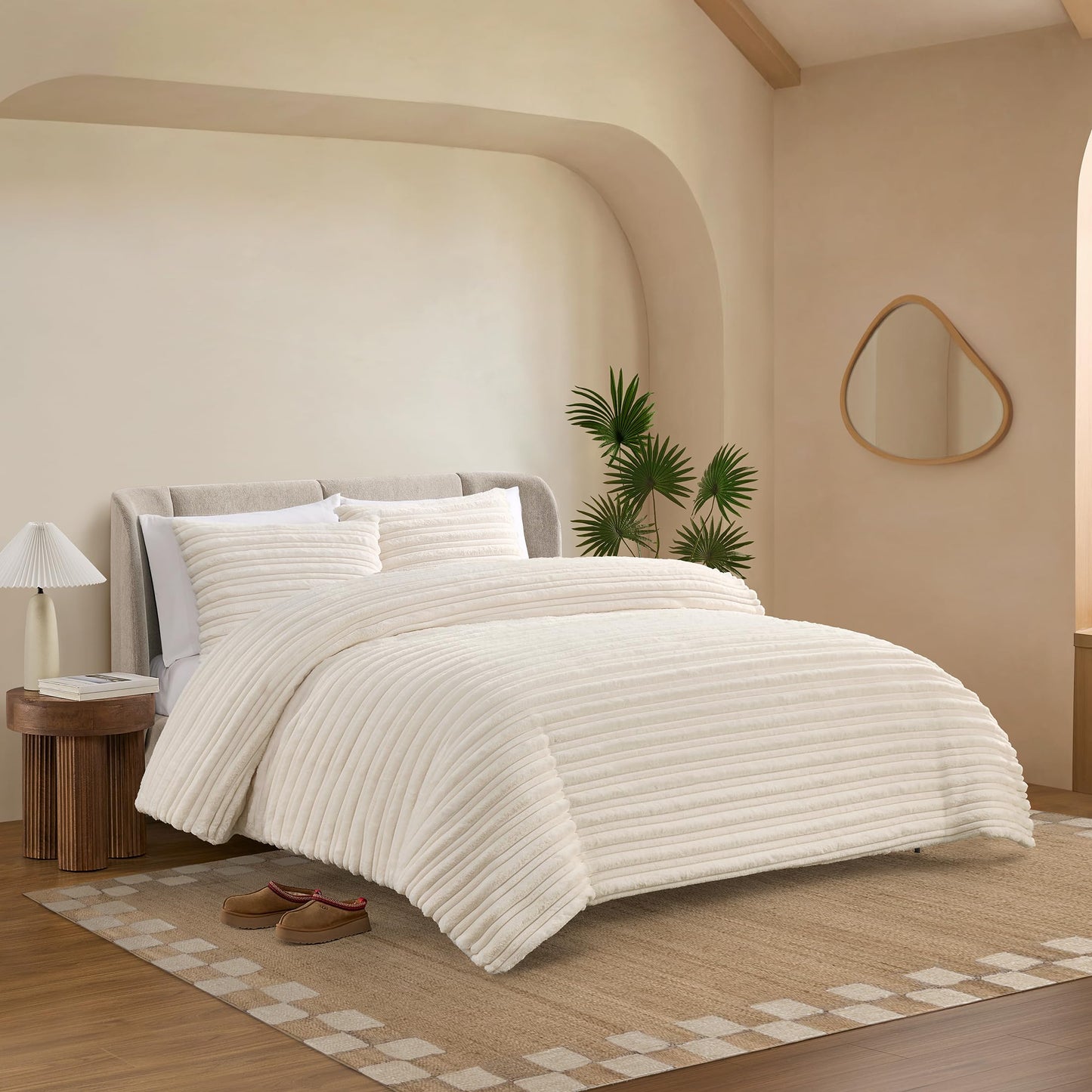 UGG Brinkley Full/Queen Comforter Set – Plush Faux Fur Bedding for Cozy Farmhouse & Boho Chic Decor, Hotel-Style Comforter Full/Queen Size with 2 Pillow Shams, Soft Bedding Set, Snow White