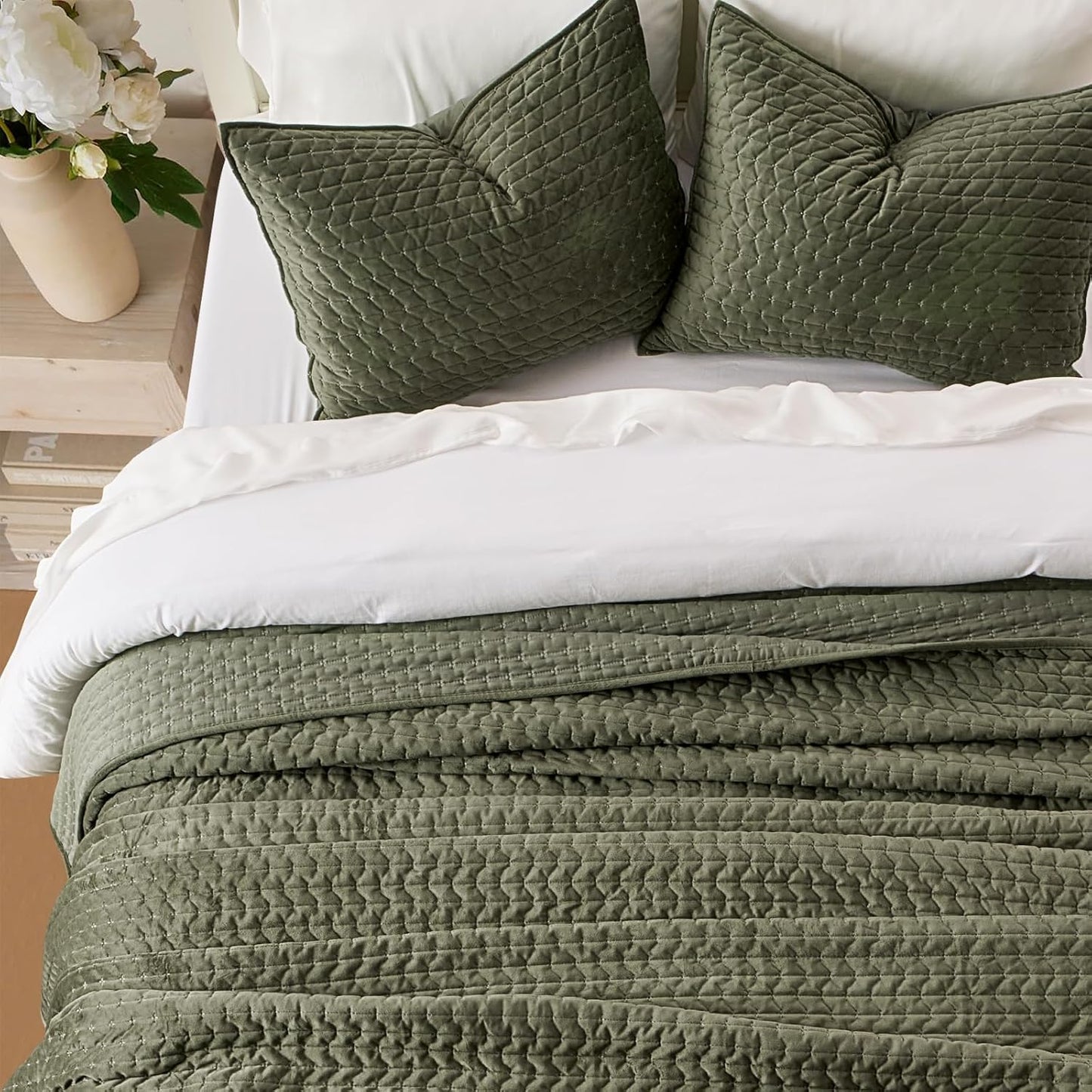 EverGrace Luxury Velvet Quilt Set King Size 3 Piece, Soft Cross-Stitch Velvet Comforter Set with Pillow Shams, Lightweight Coverlet Bedspread Bedding Set for All Seasons, Light Taupe